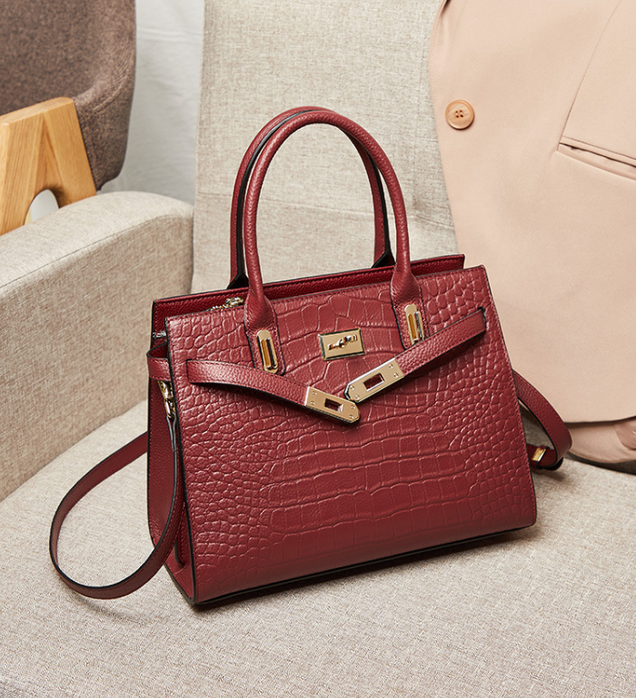 Carmine Handbag in Krokoprägung