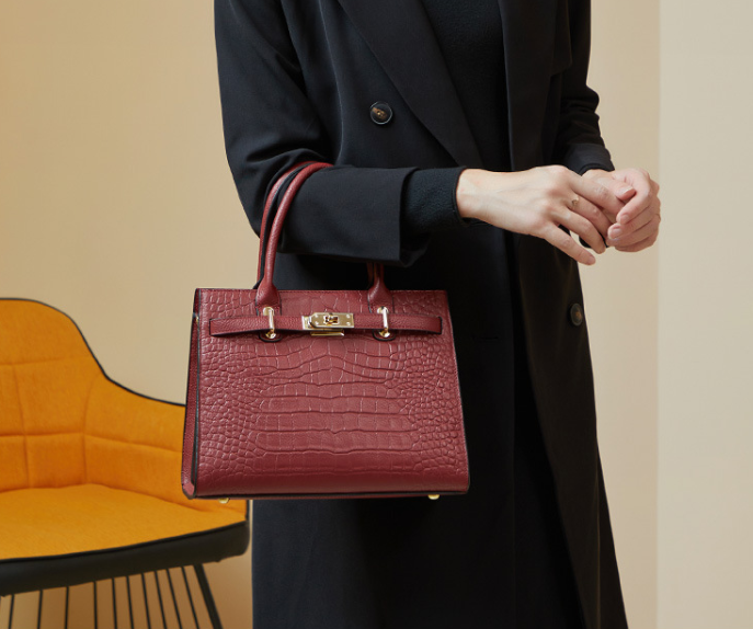 Carmine Handbag in Krokoprägung