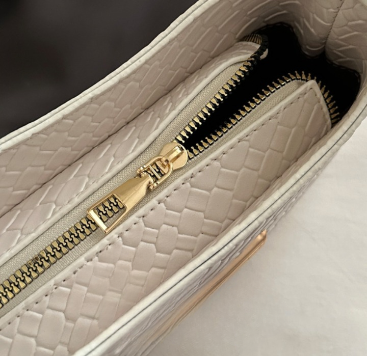 Luma Shoulder Bag mit Struktur & Gold-Details