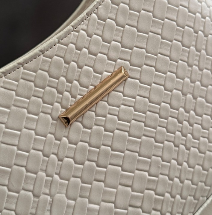 Luma Shoulder Bag mit Struktur & Gold-Details